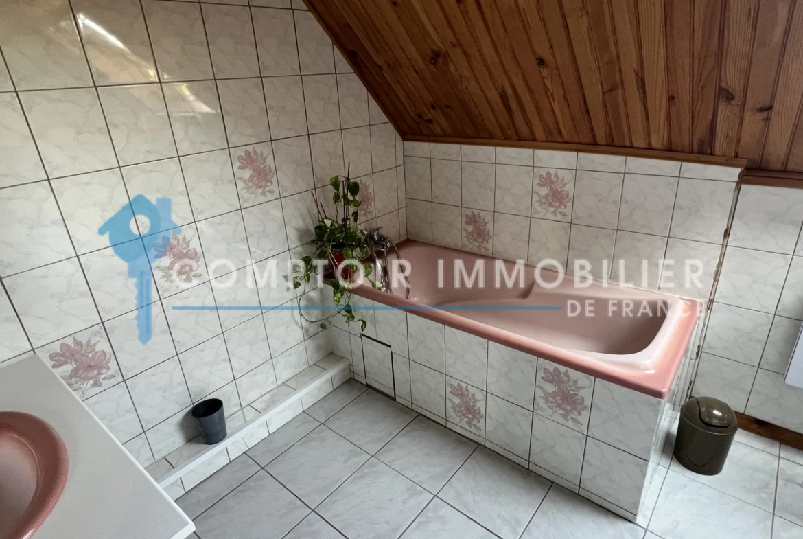 Maison familiale de plain-pied à La Ferté Alais avec garage et terrasse 