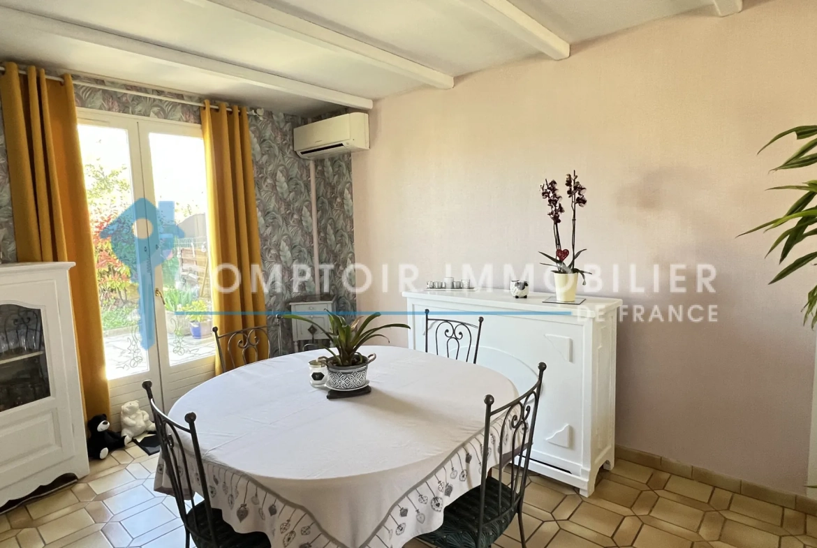 Maison familiale de plain-pied à La Ferté Alais avec garage et terrasse 