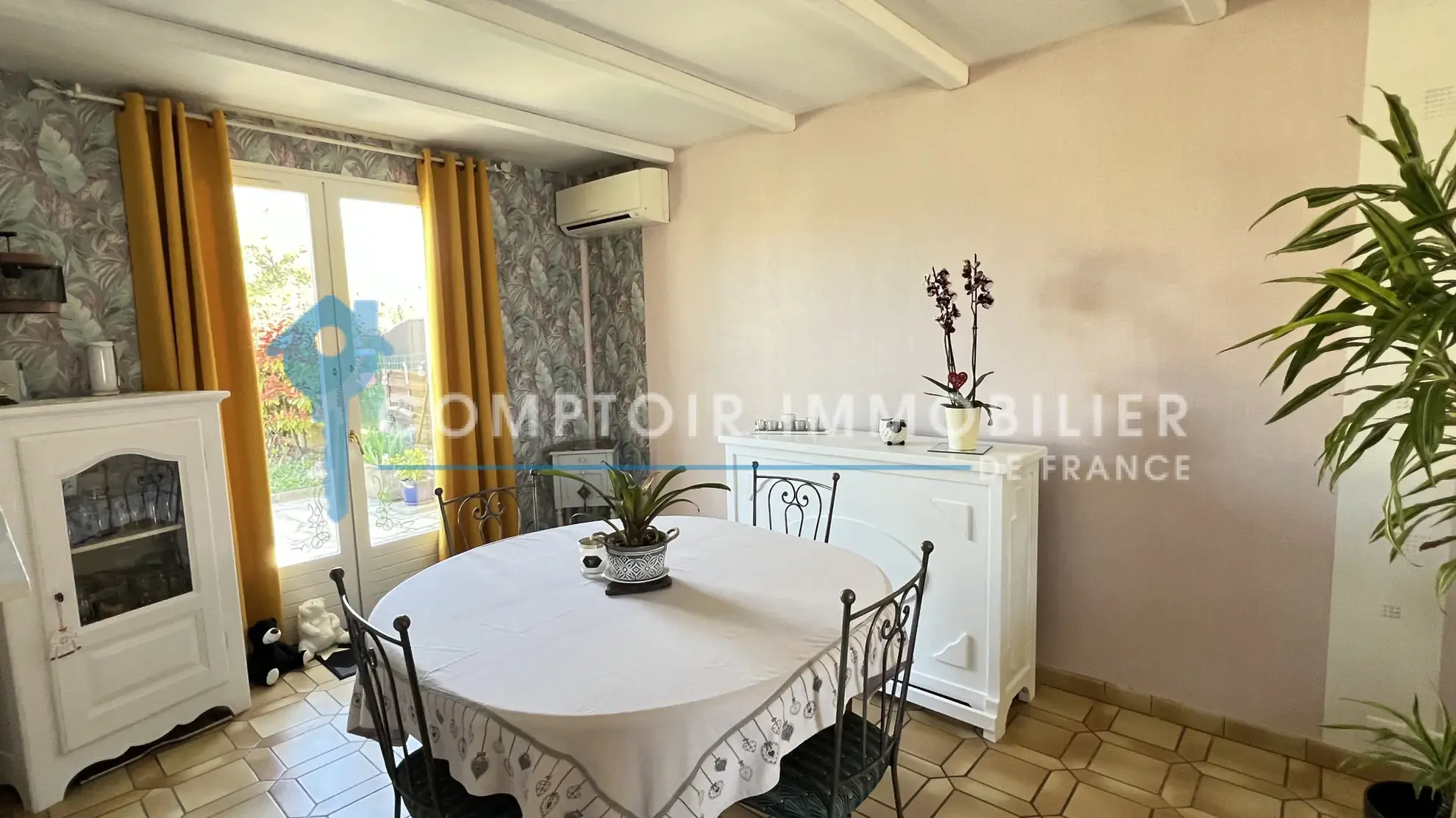 Maison familiale de plain-pied à La Ferté Alais avec garage et terrasse 