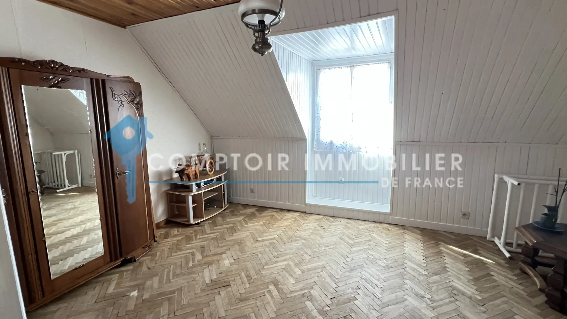 Maison familiale de plain-pied à La Ferté Alais avec garage et terrasse 