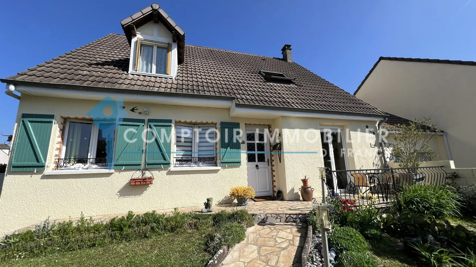 Maison familiale de plain-pied à La Ferté Alais avec garage et terrasse 