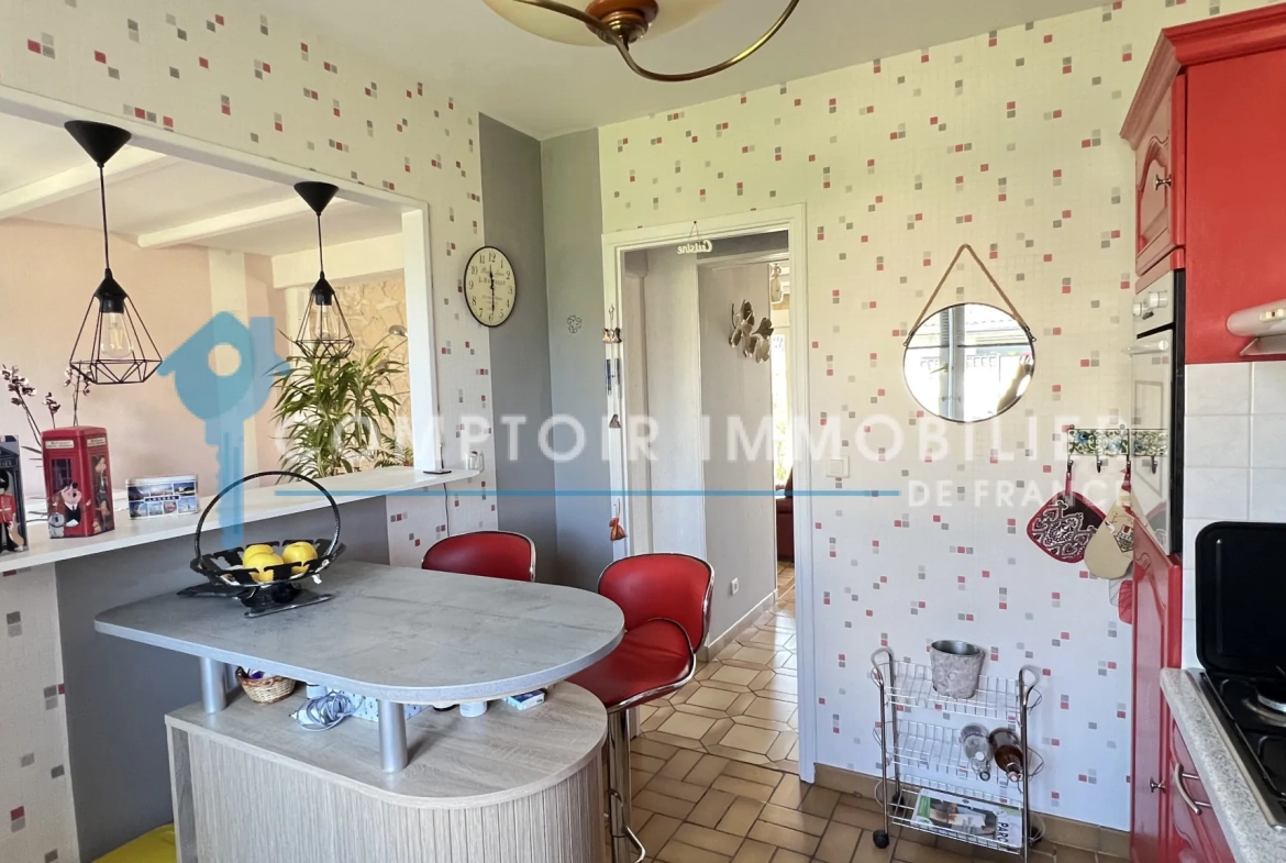 Maison familiale de plain-pied à La Ferté Alais avec garage et terrasse 