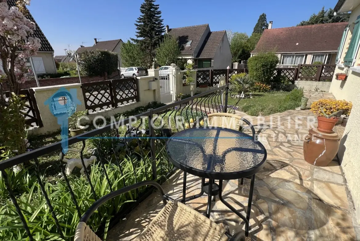 Maison familiale de plain-pied à La Ferté Alais avec garage et terrasse 