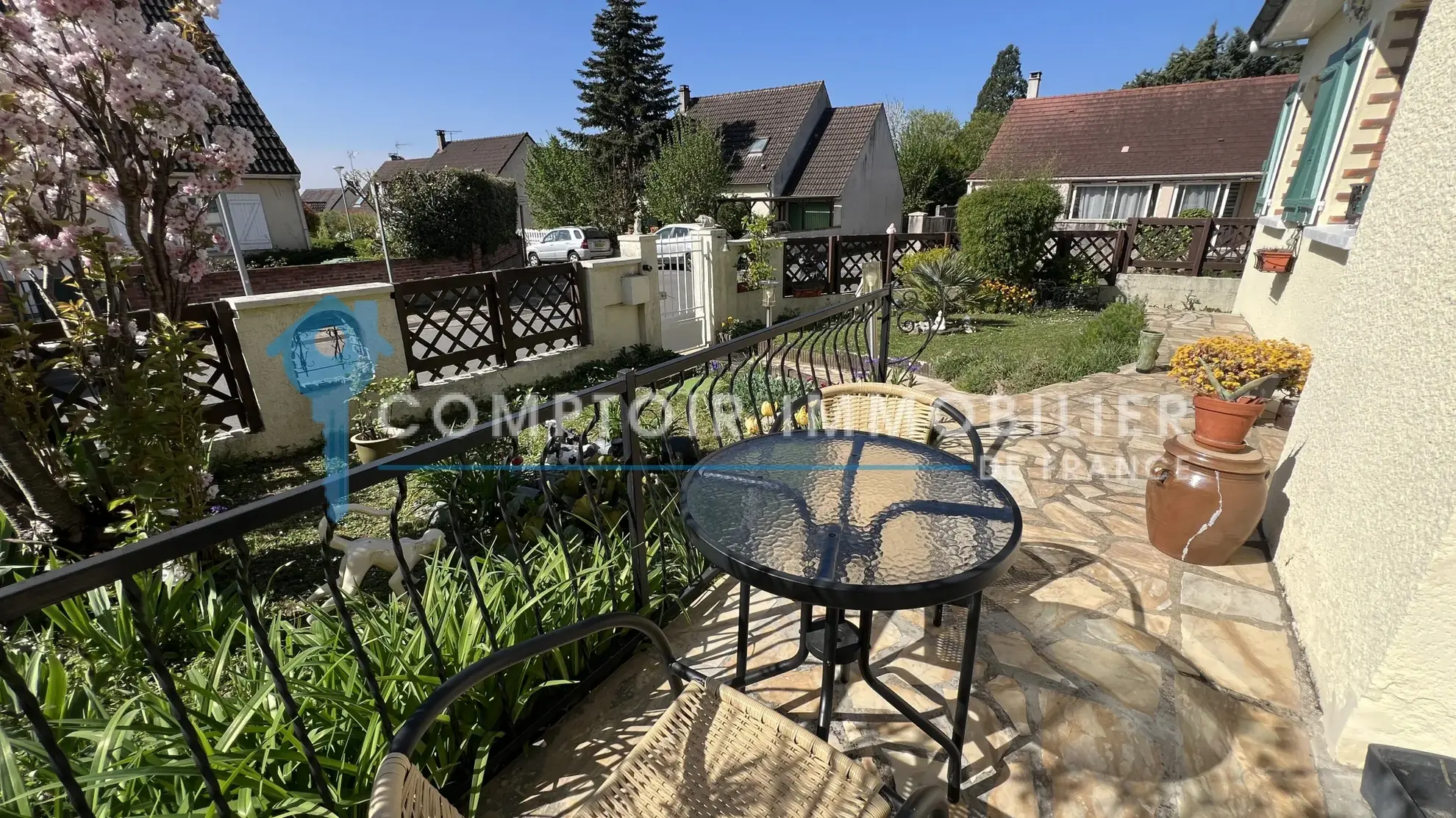 Maison familiale de plain-pied à La Ferté Alais avec garage et terrasse 
