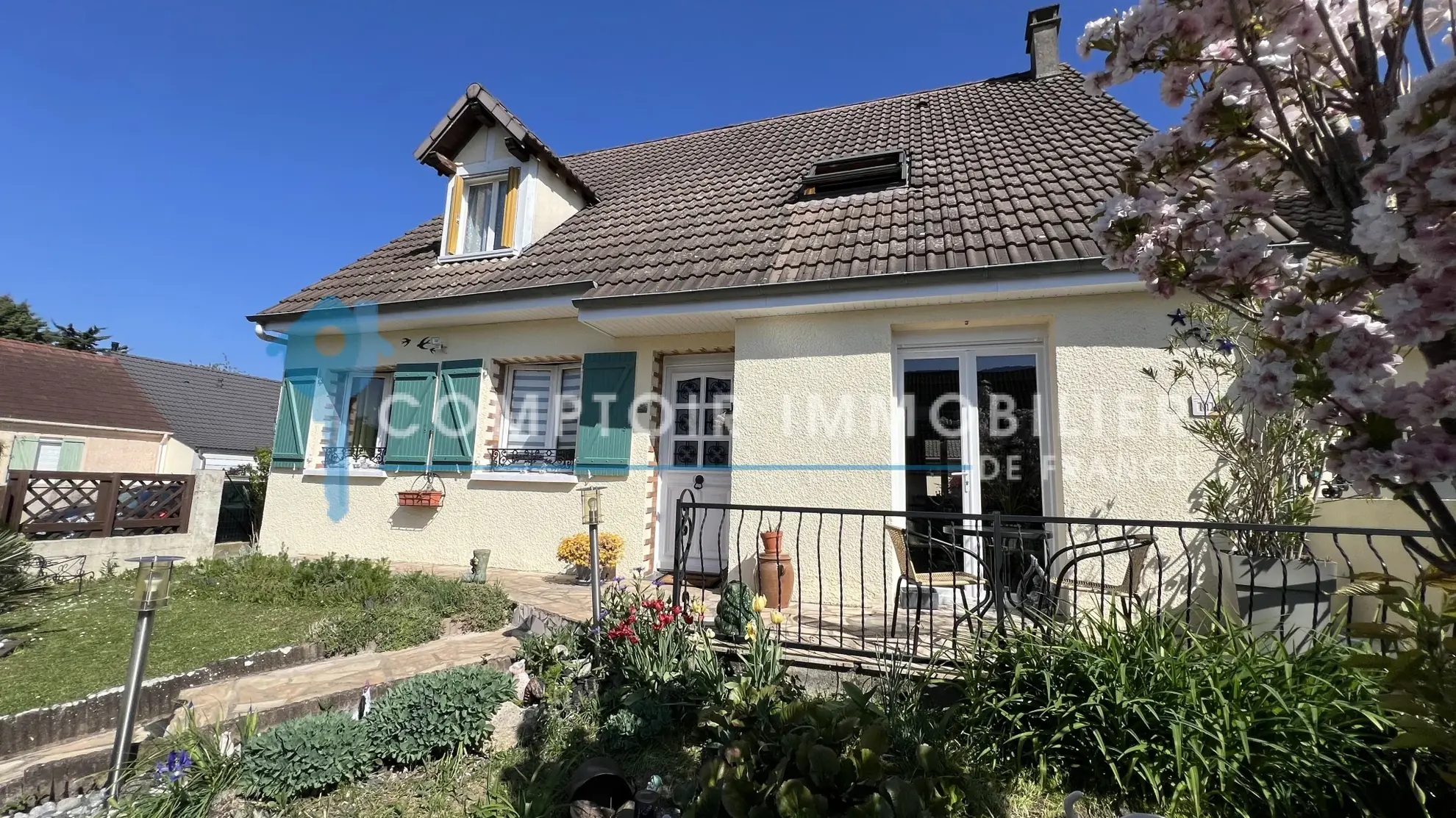 Maison familiale de plain-pied à La Ferté Alais avec garage et terrasse 
