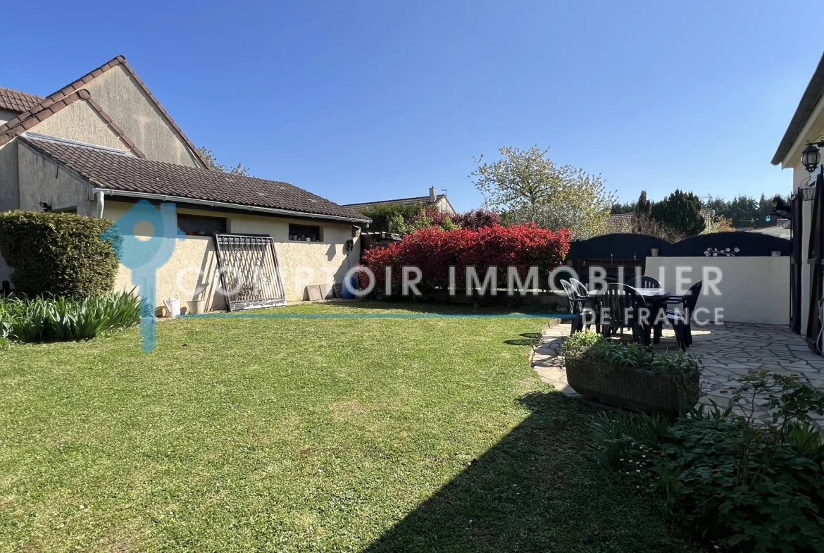 Maison familiale de plain-pied à La Ferté Alais avec garage et terrasse 