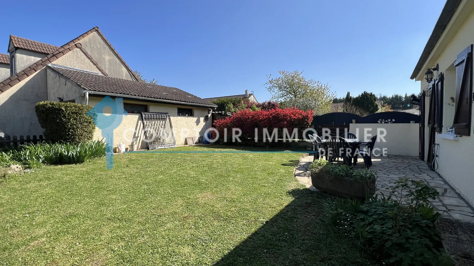 Maison familiale de plain-pied à La Ferté Alais avec garage et terrasse 