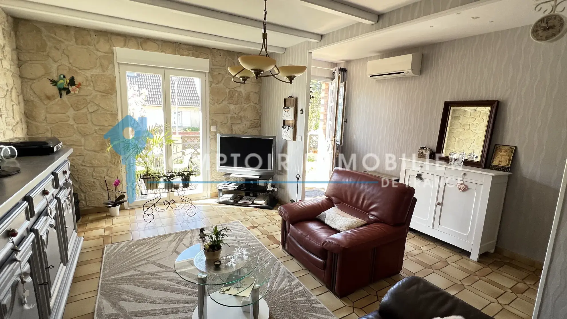 Maison familiale de plain-pied à La Ferté Alais avec garage et terrasse 