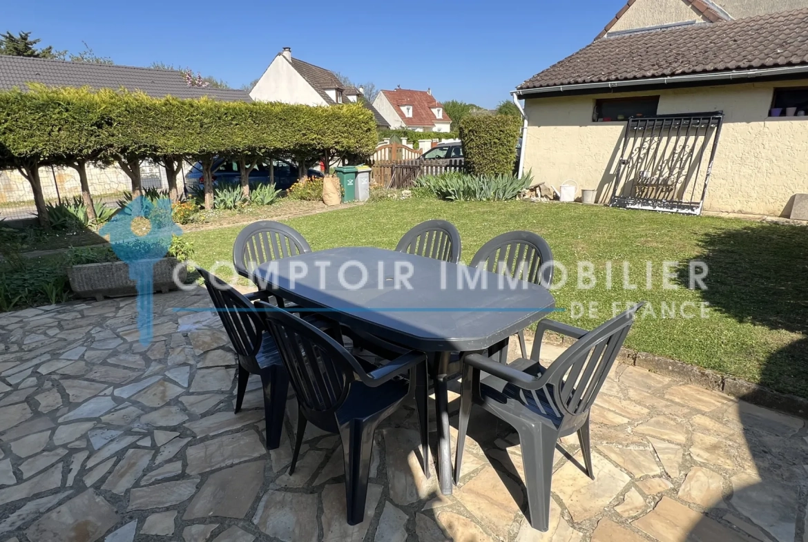 Maison familiale de plain-pied à La Ferté Alais avec garage et terrasse 