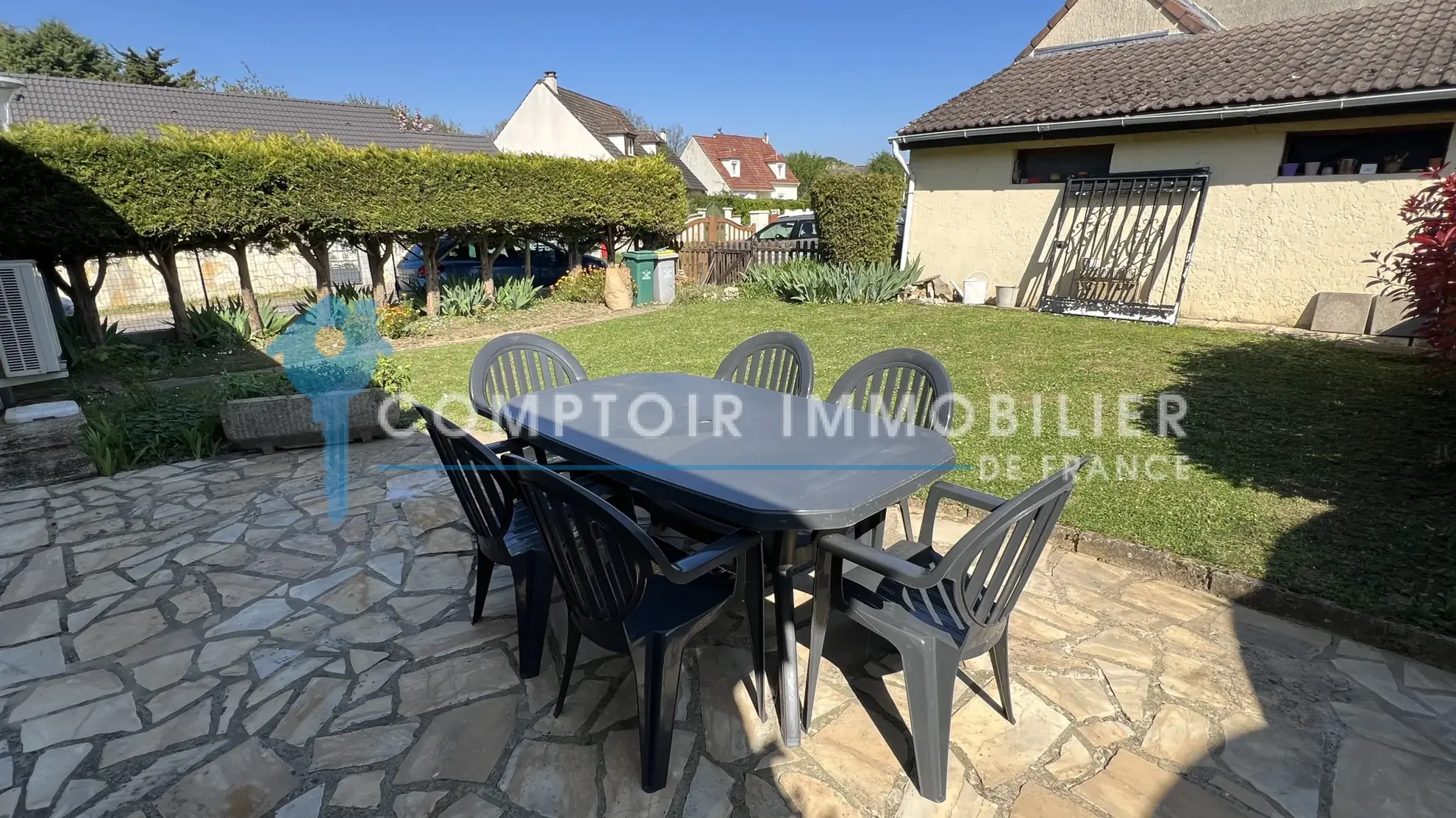 Maison familiale de plain-pied à La Ferté Alais avec garage et terrasse 