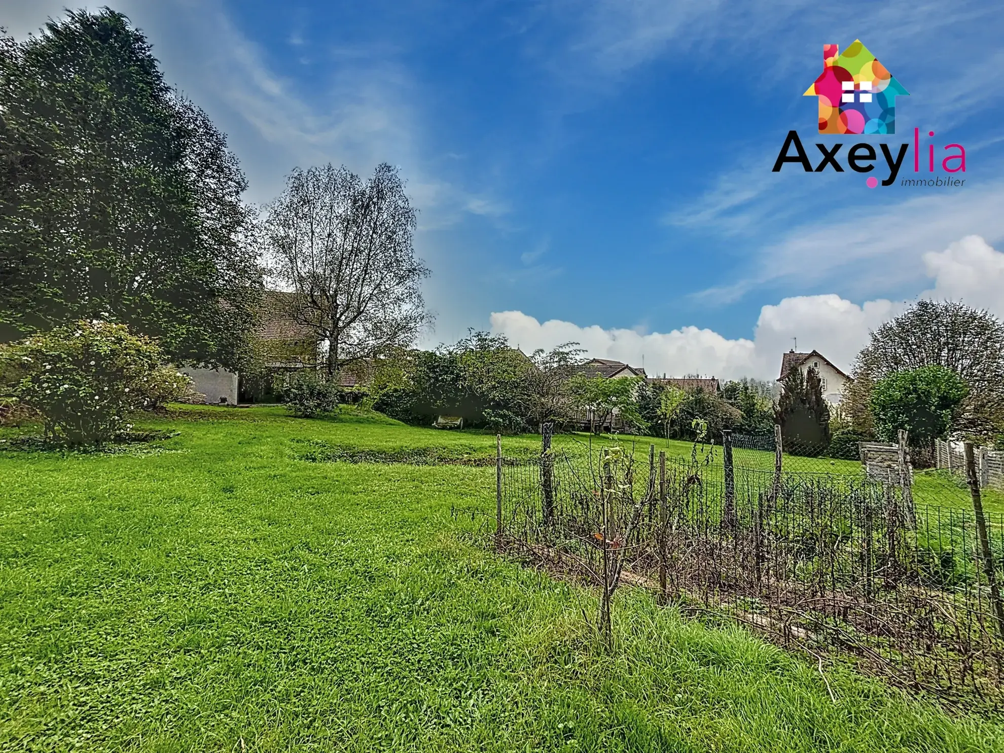 Maison à Pouilly-sous-Charlieu à vendre avec terrain, dépendances et potentiel d'extension 