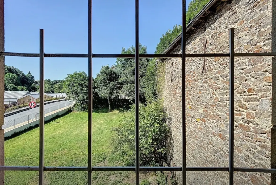 Maison de village rénovée à Ségur avec 3 chambres et terrasse en centre bourg 