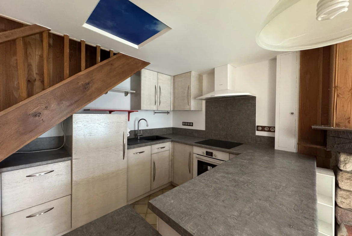 Maison de village rénovée à Ségur avec 3 chambres et terrasse en centre bourg 