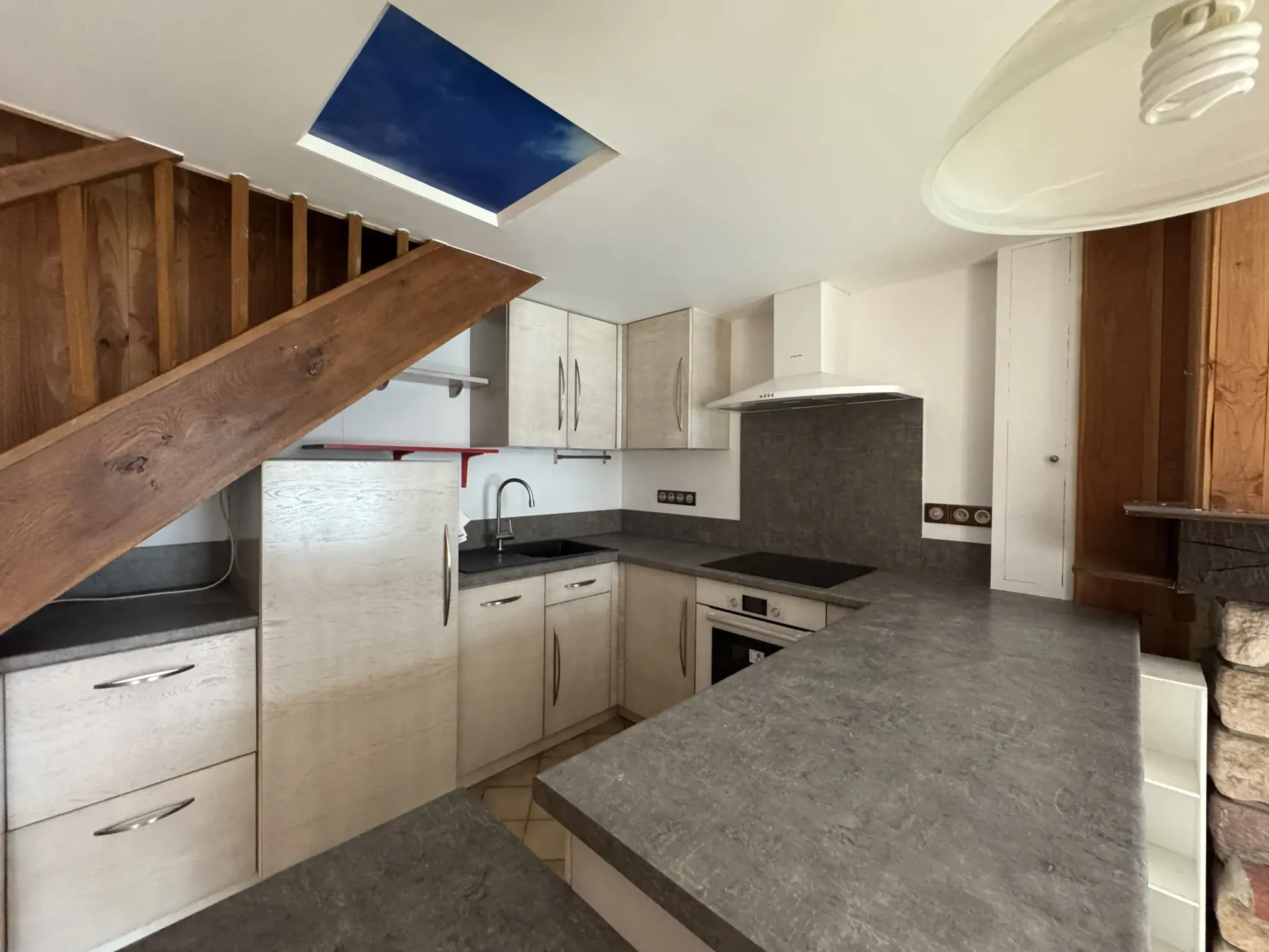 Maison de village rénovée à Ségur avec 3 chambres et terrasse en centre bourg 