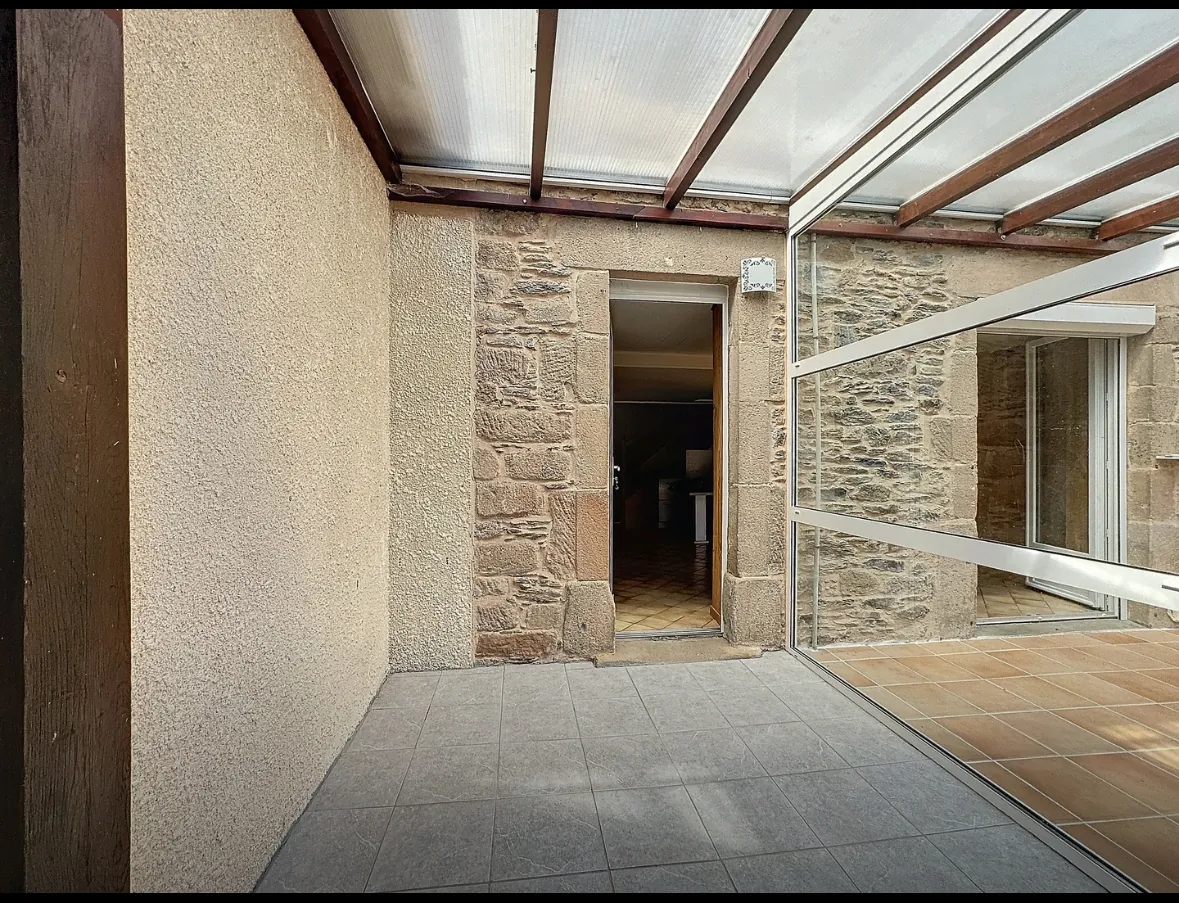 Maison de village rénovée à Ségur avec 3 chambres et terrasse en centre bourg 