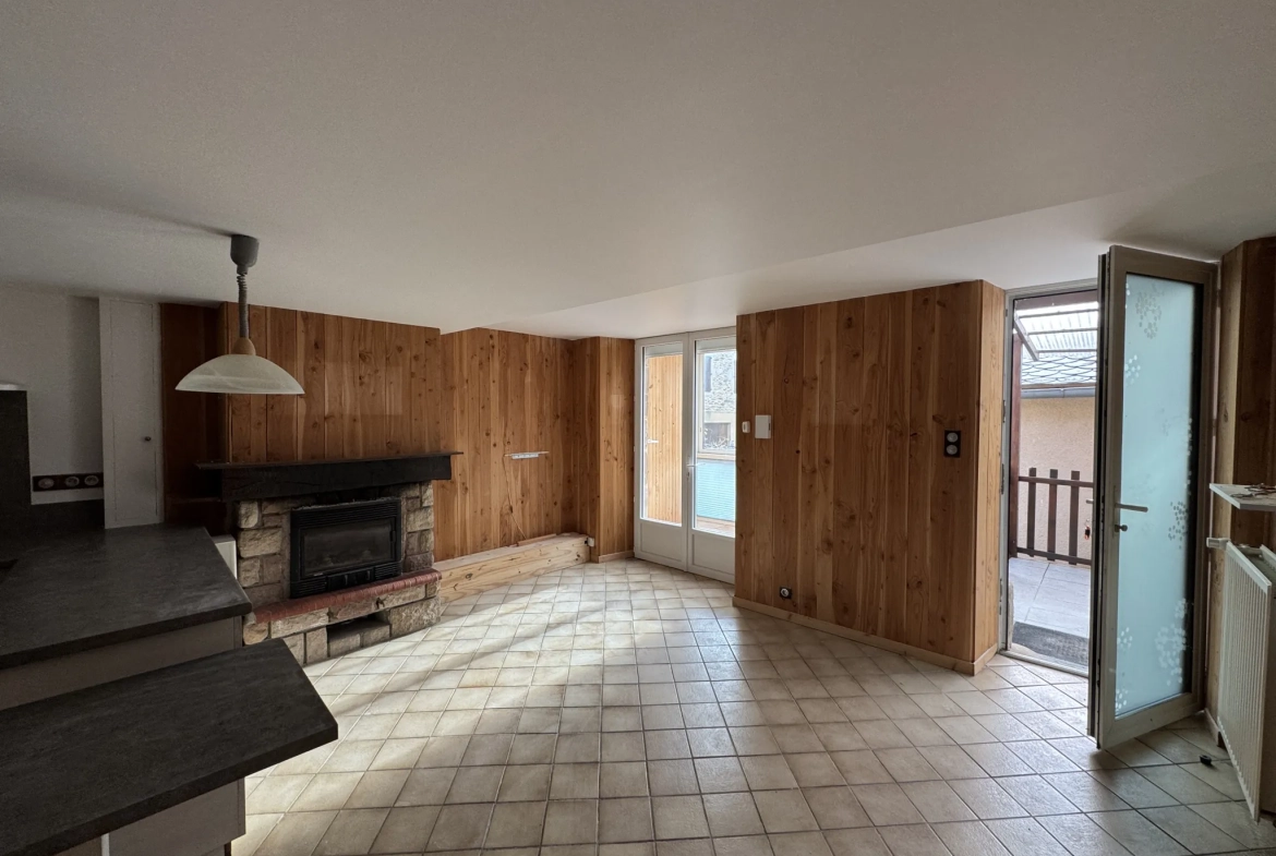 Maison de village rénovée à Ségur avec 3 chambres et terrasse en centre bourg 