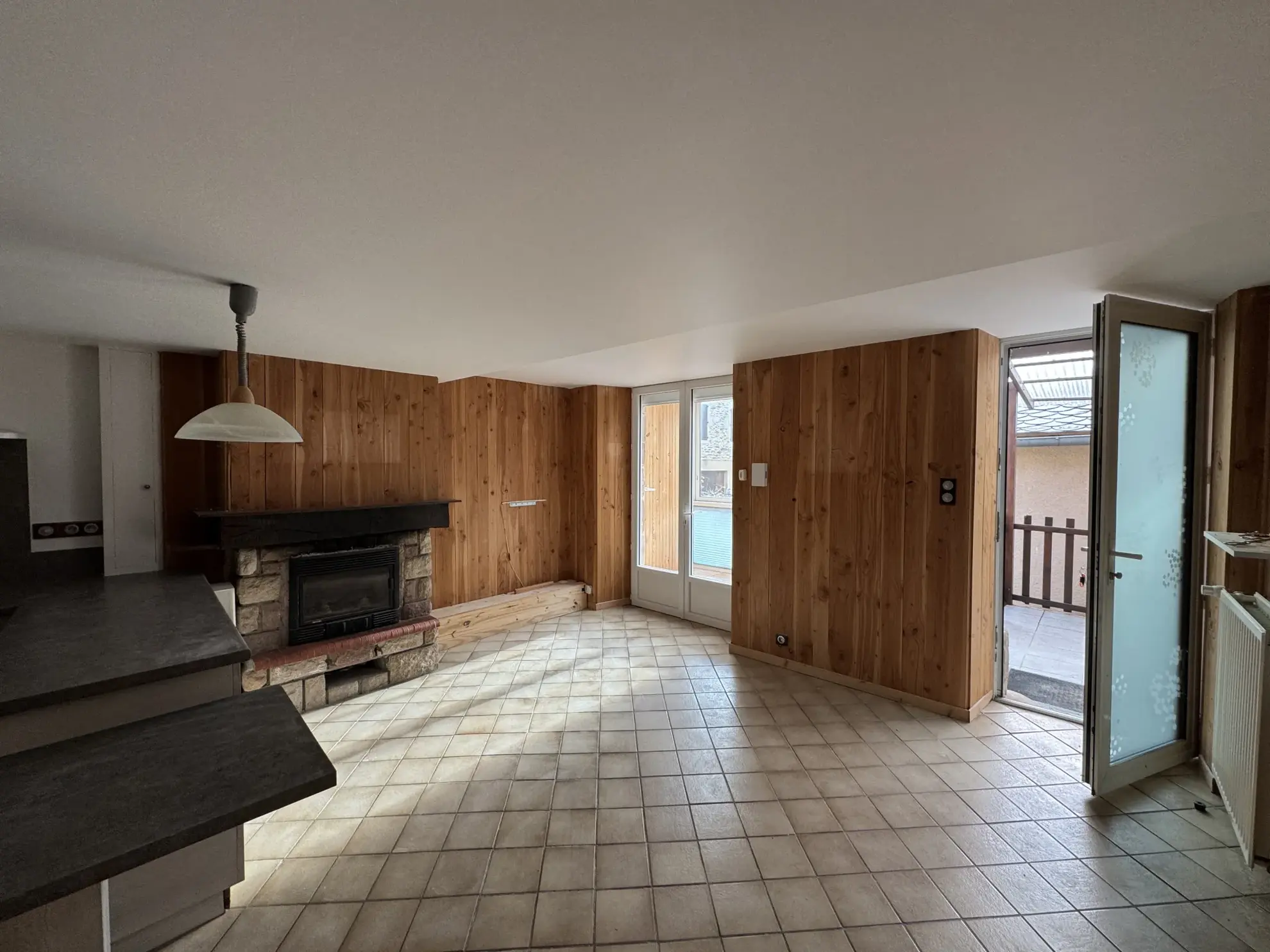 Maison de village rénovée à Ségur avec 3 chambres et terrasse en centre bourg 