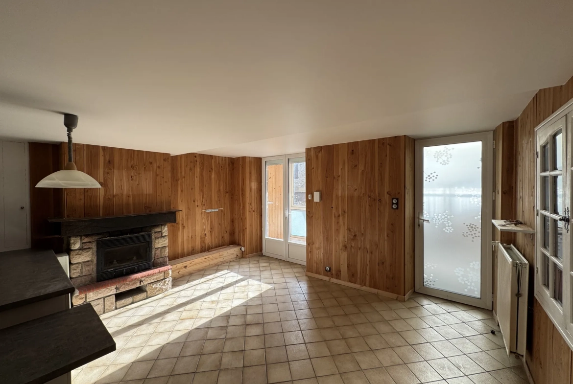 Maison de village rénovée à Ségur avec 3 chambres et terrasse en centre bourg 