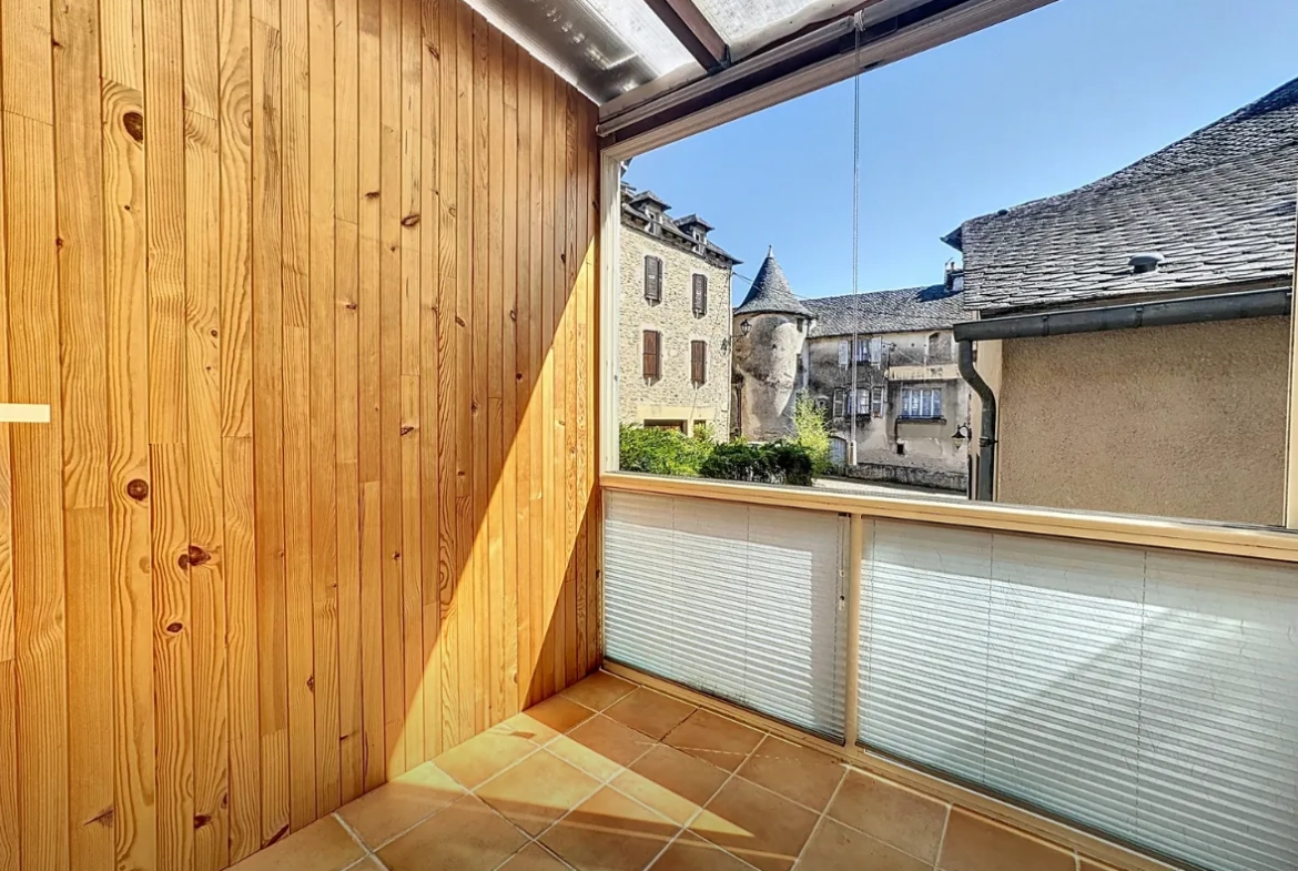 Maison de village rénovée à Ségur avec 3 chambres et terrasse en centre bourg 