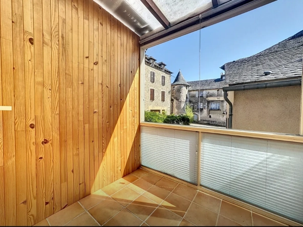 Maison de village rénovée à Ségur avec 3 chambres et terrasse en centre bourg