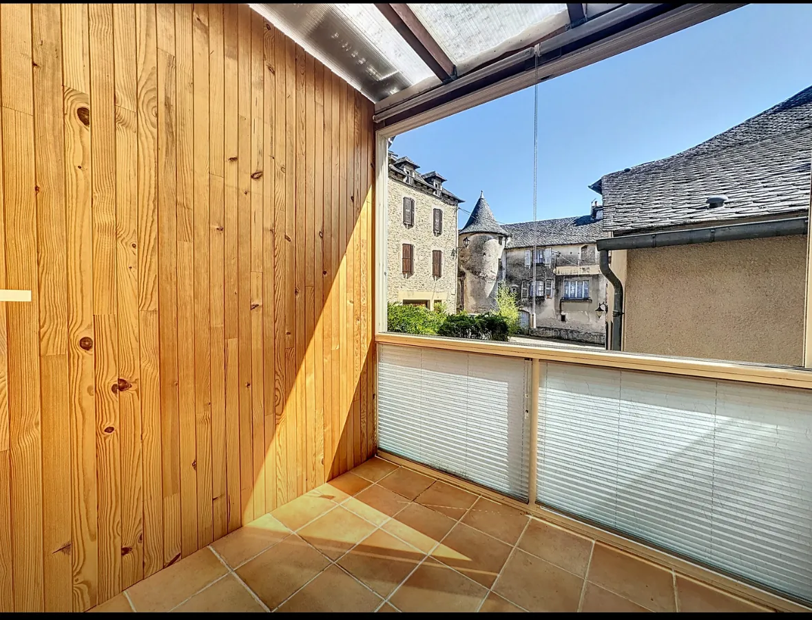 Maison de village rénovée à Ségur avec 3 chambres et terrasse en centre bourg 