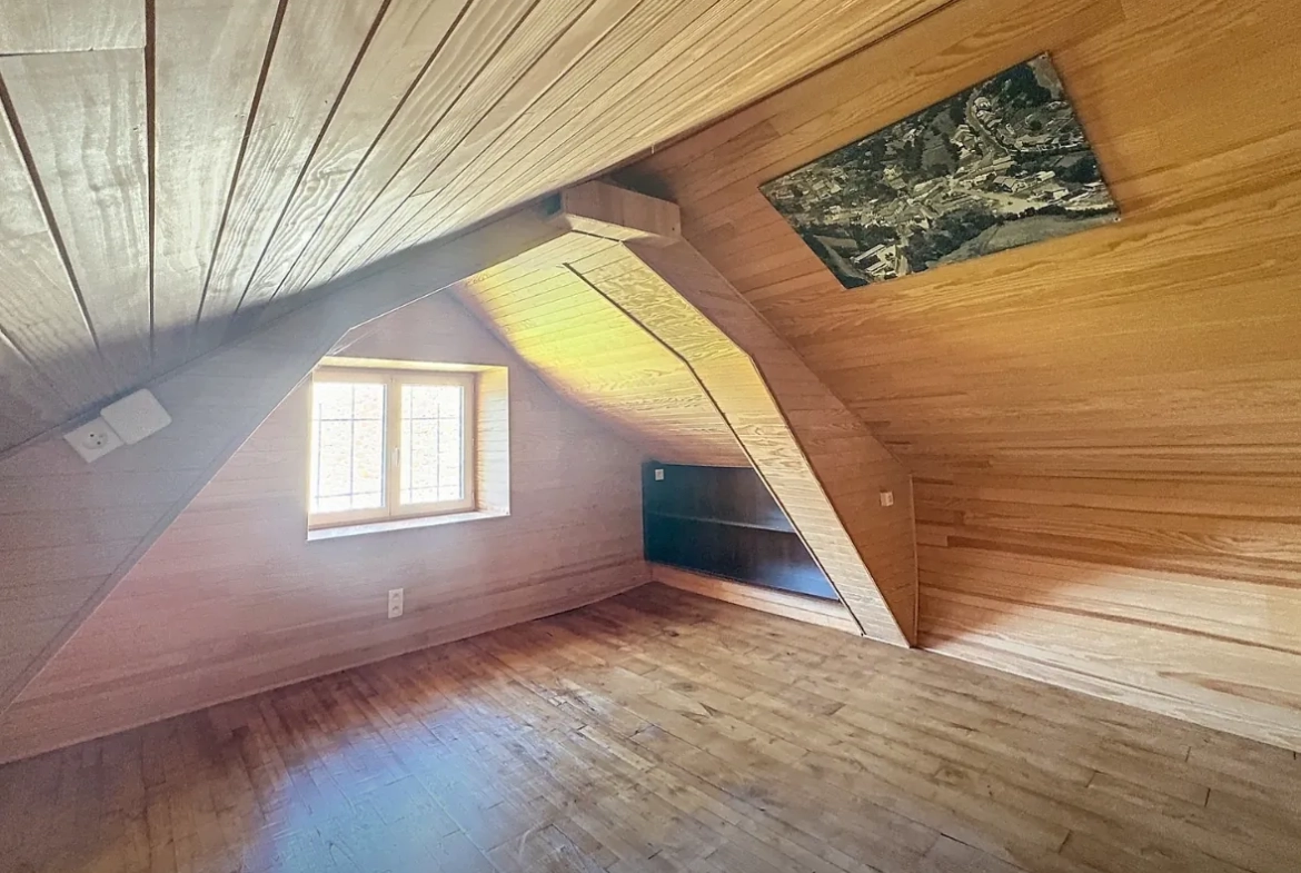 Maison de village rénovée à Ségur avec 3 chambres et terrasse en centre bourg 