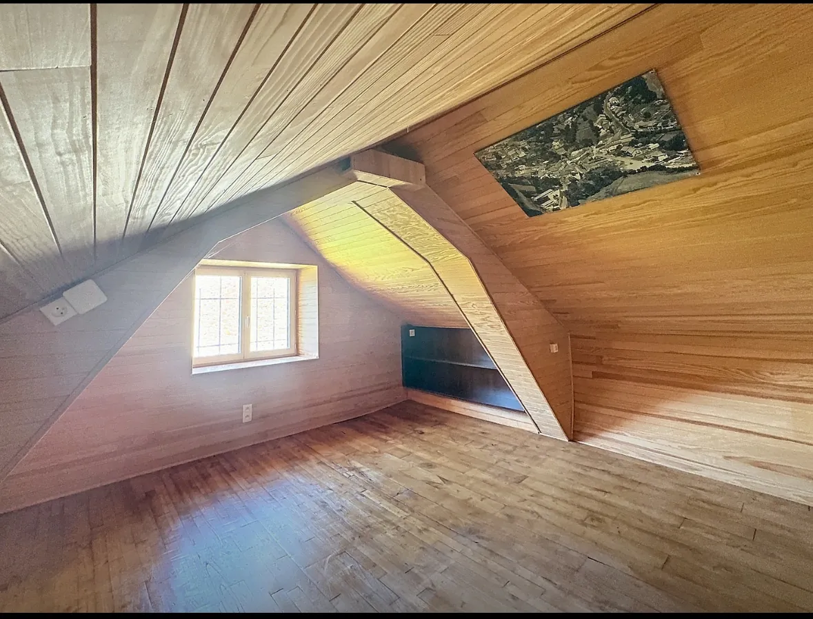 Maison de village rénovée à Ségur avec 3 chambres et terrasse en centre bourg 