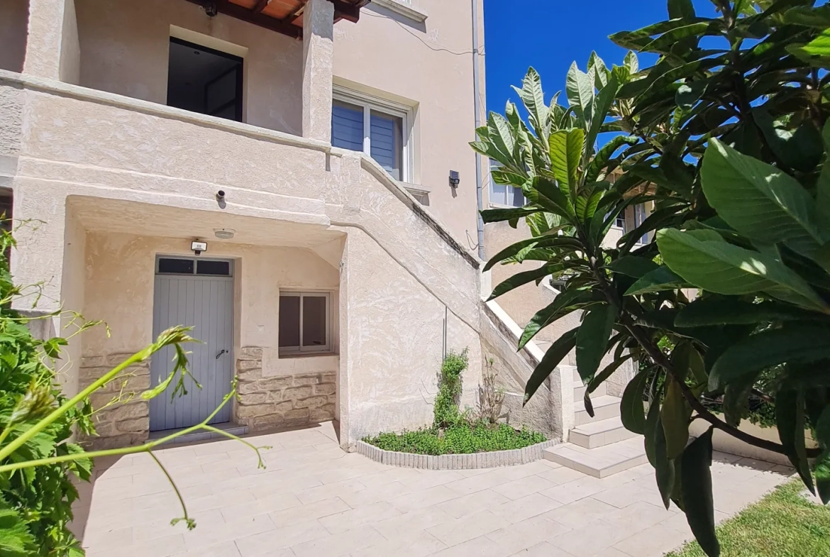 Maison de ville rénovée avec 4 chambres à Carpentras, proche du centre-ville 