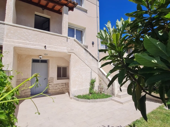 Maison de ville rénovée avec 4 chambres à Carpentras, proche du centre-ville 