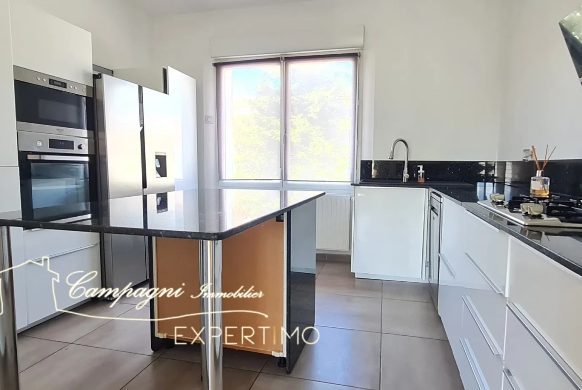 Maison de ville rénovée avec 4 chambres à Carpentras, proche du centre-ville 