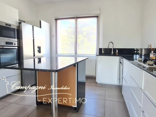 Maison de ville rénovée avec 4 chambres à Carpentras, proche du centre-ville 