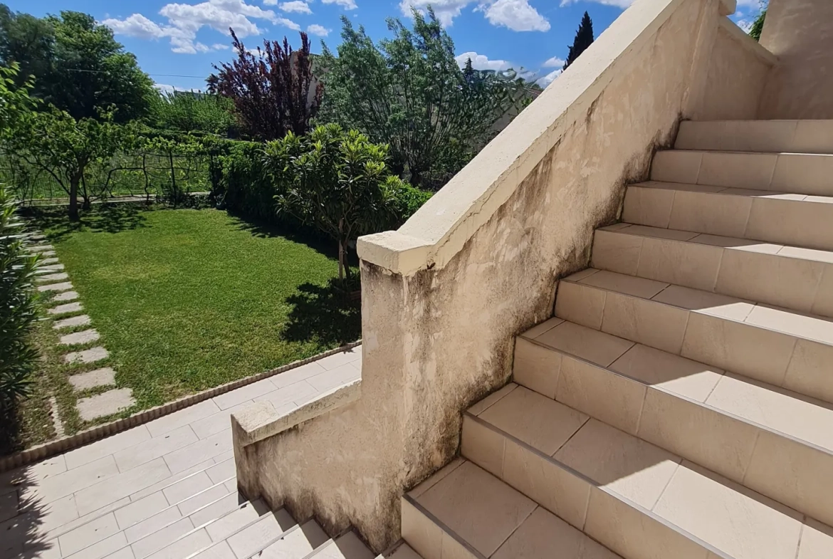 Maison de ville rénovée avec 4 chambres à Carpentras, proche du centre-ville 