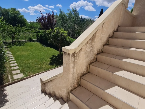 Maison de ville rénovée avec 4 chambres à Carpentras, proche du centre-ville