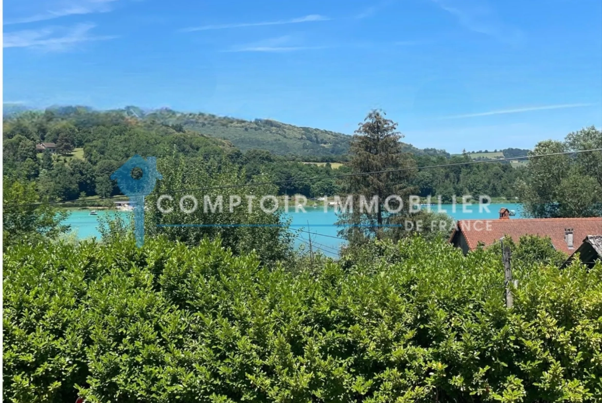 Maison divisée en deux appartements avec plage privée et vue sur le lac à Charavines 