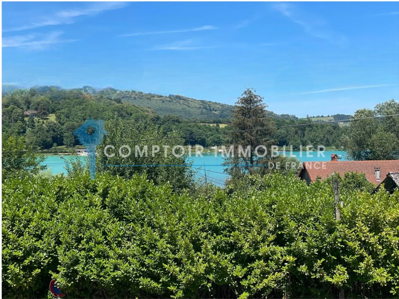 Maison divisée en deux appartements avec plage privée et vue sur le lac à Charavines 