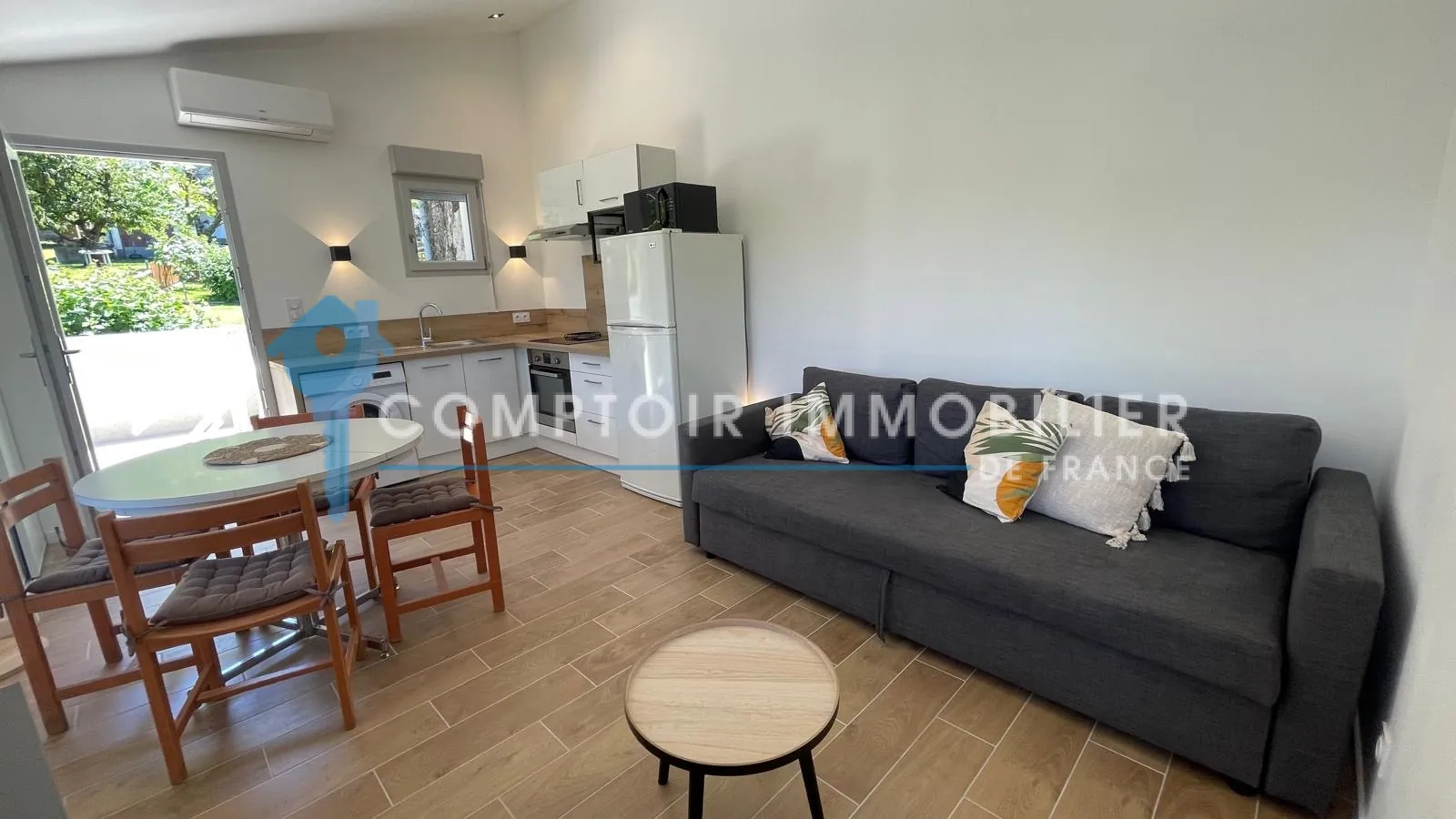 Maison divisée en deux appartements avec plage privée et vue sur le lac à Charavines 