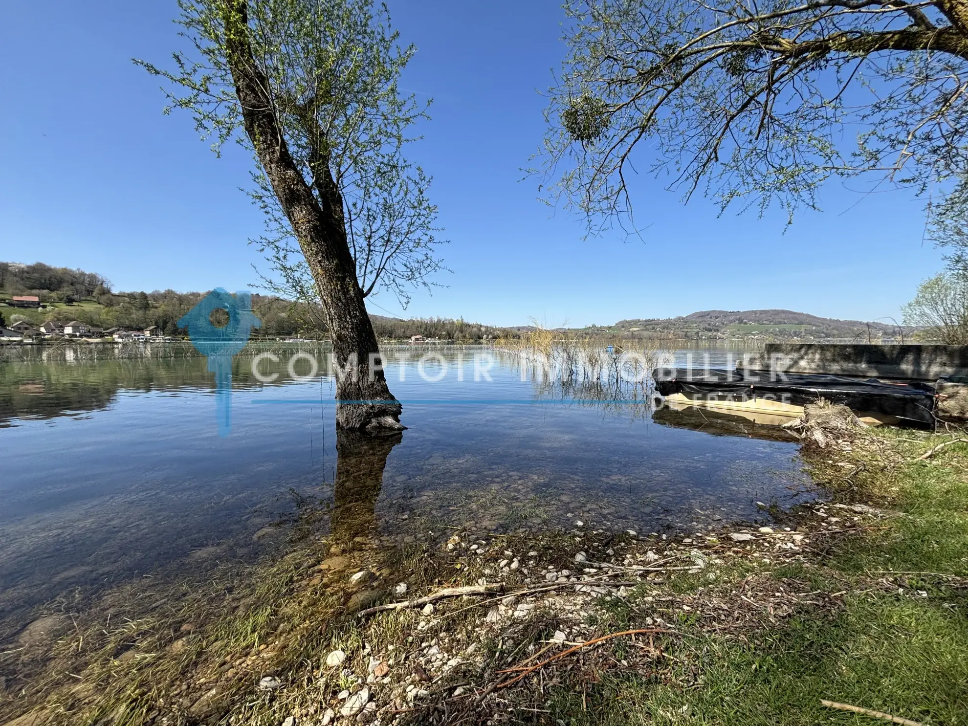 Maison divisée en deux appartements avec plage privée et vue sur le lac à Charavines 