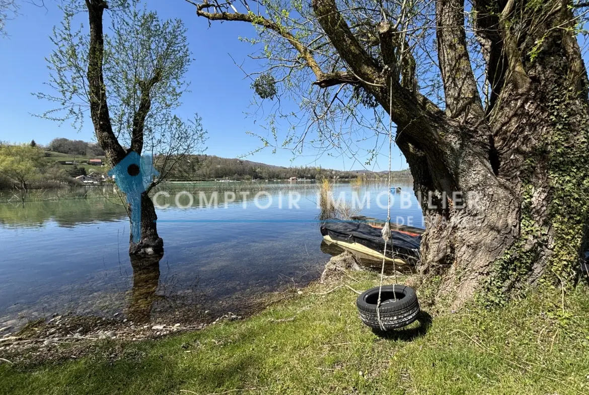 Maison divisée en deux appartements avec plage privée et vue sur le lac à Charavines 
