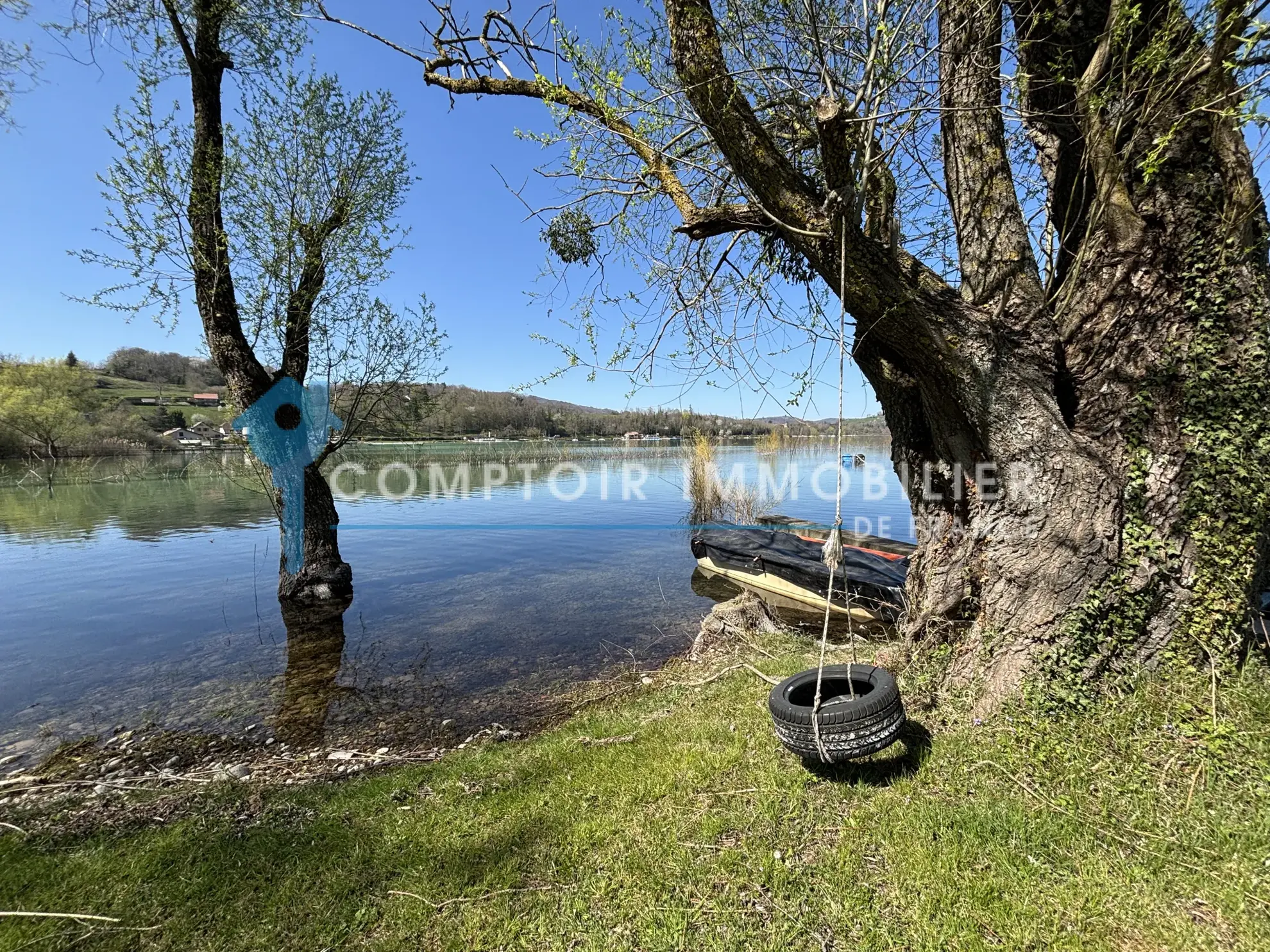 Maison divisée en deux appartements avec plage privée et vue sur le lac à Charavines 