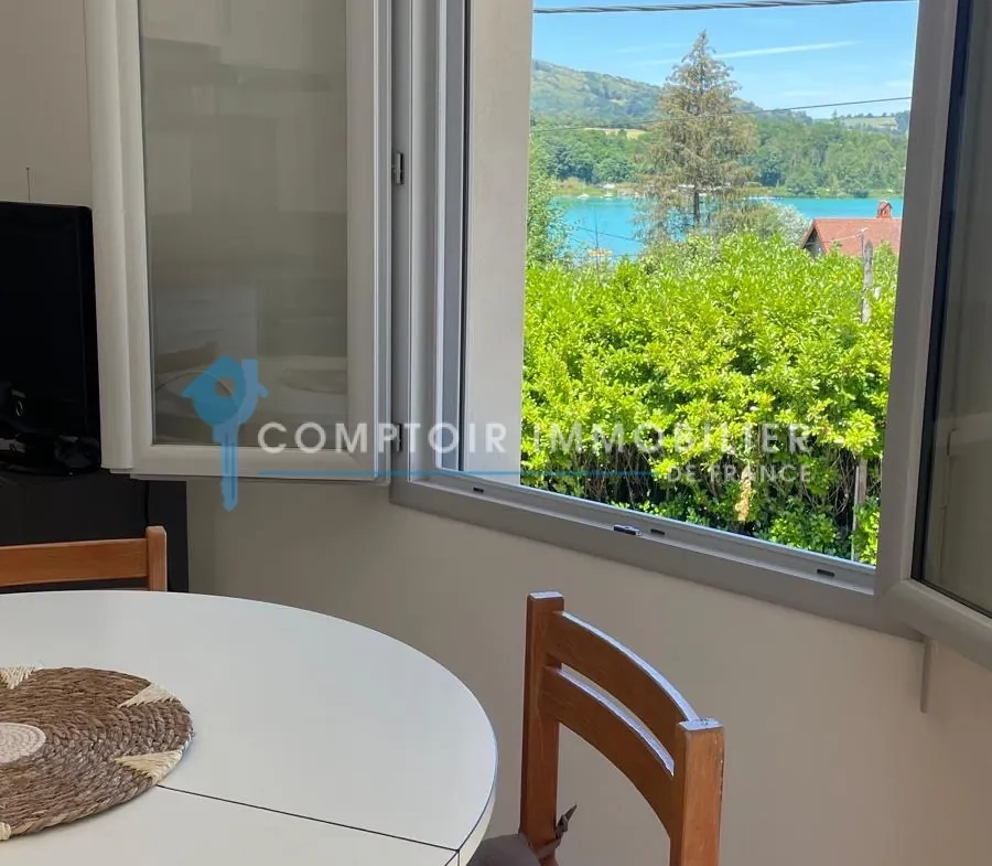 Maison divisée en deux appartements avec plage privée et vue sur le lac à Charavines 