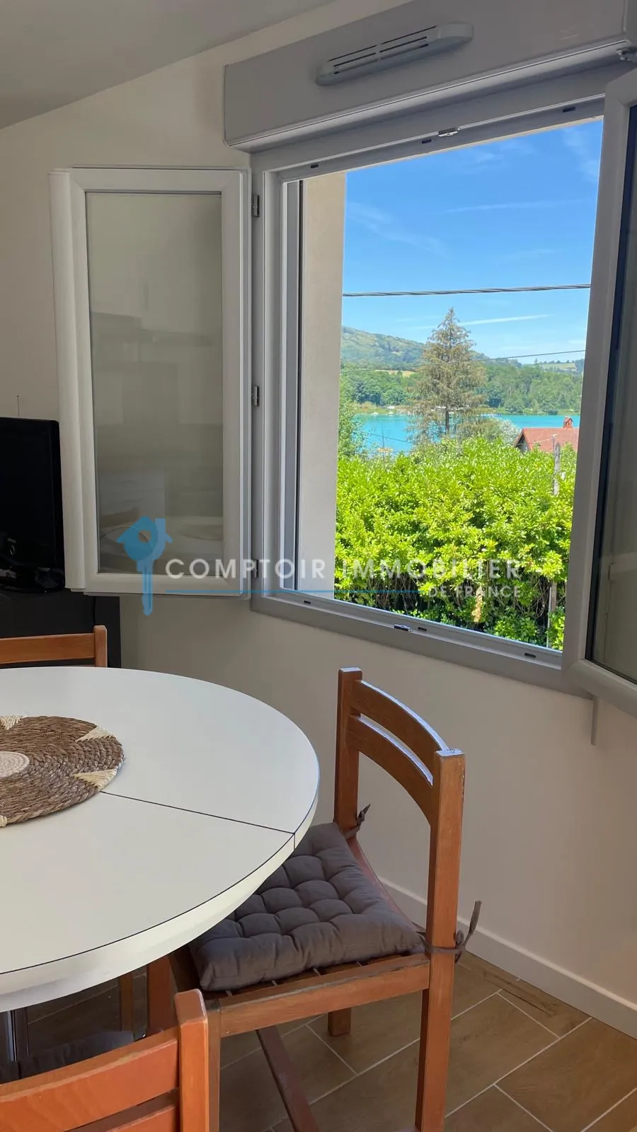 Maison divisée en deux appartements avec plage privée et vue sur le lac à Charavines 