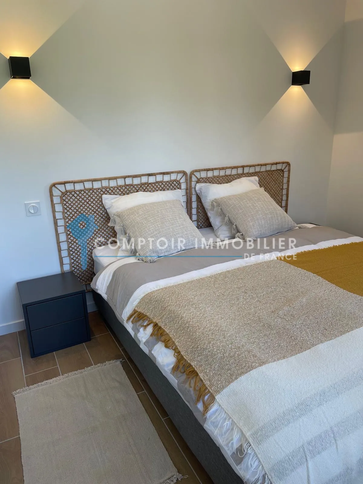 Maison divisée en deux appartements avec plage privée et vue sur le lac à Charavines 