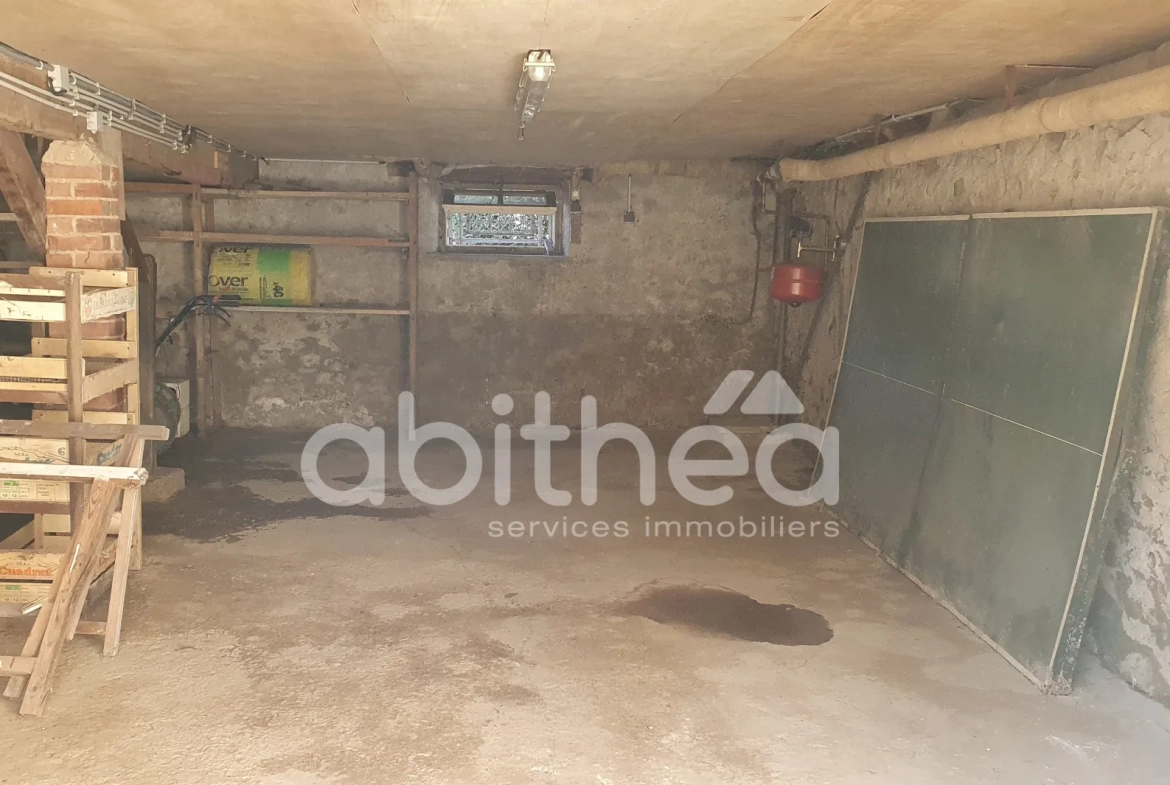 Maison de 145 m² à vendre au centre de Chabanais (16150) avec garage et terrain 