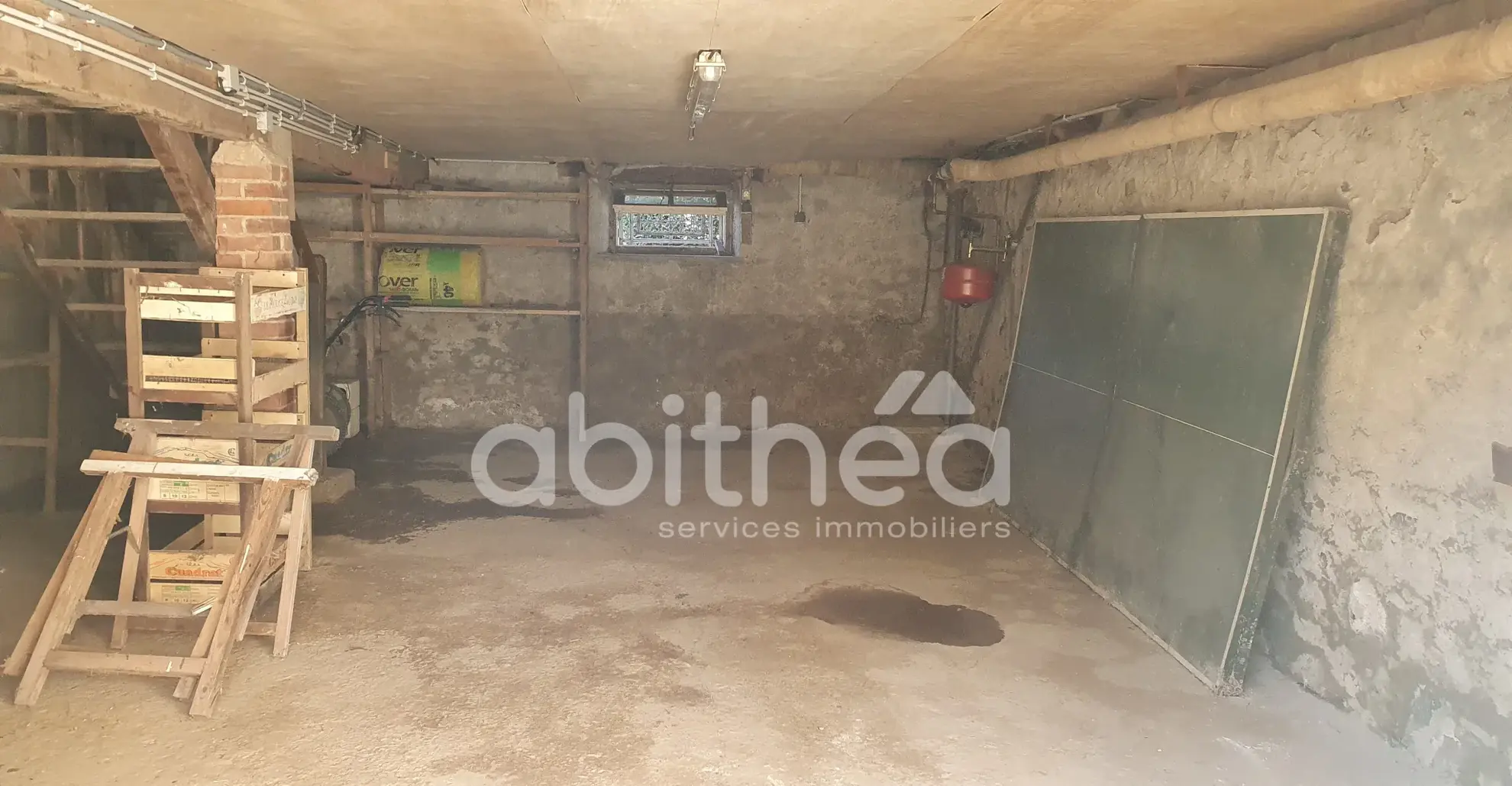 Maison de 145 m² à vendre au centre de Chabanais (16150) avec garage et terrain 
