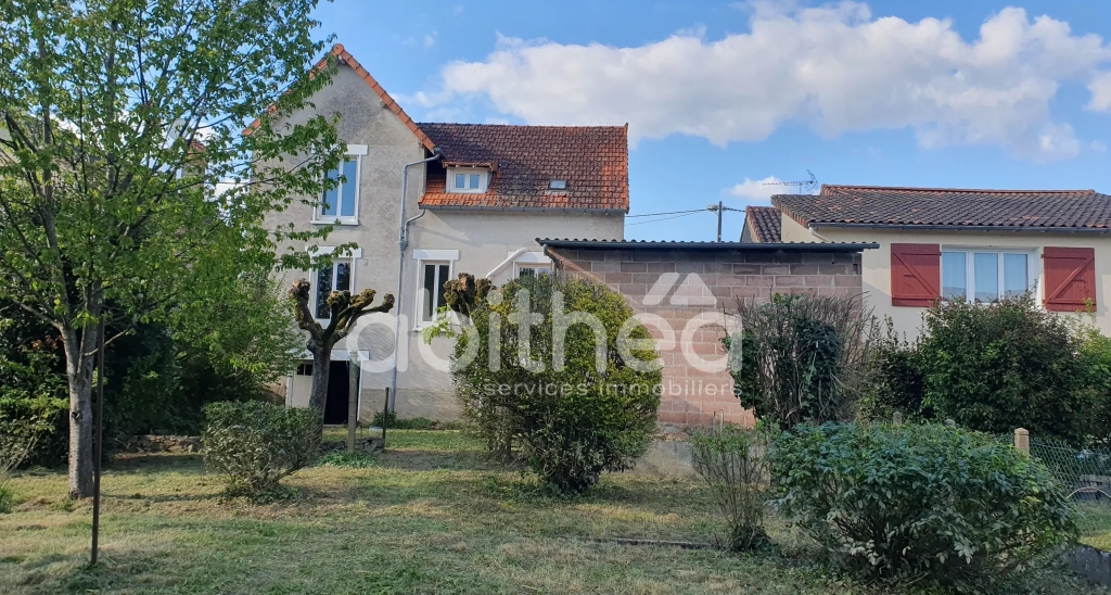 Maison de 145 m² à vendre au centre de Chabanais (16150) avec garage et terrain
