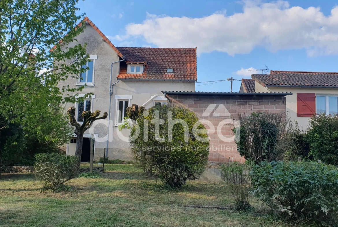 Maison de 145 m² à vendre au centre de Chabanais (16150) avec garage et terrain 