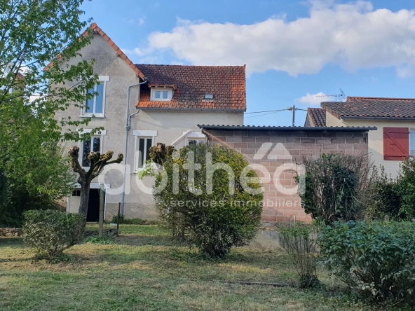 Maison de 145 m² à vendre au centre de Chabanais (16150) avec garage et terrain