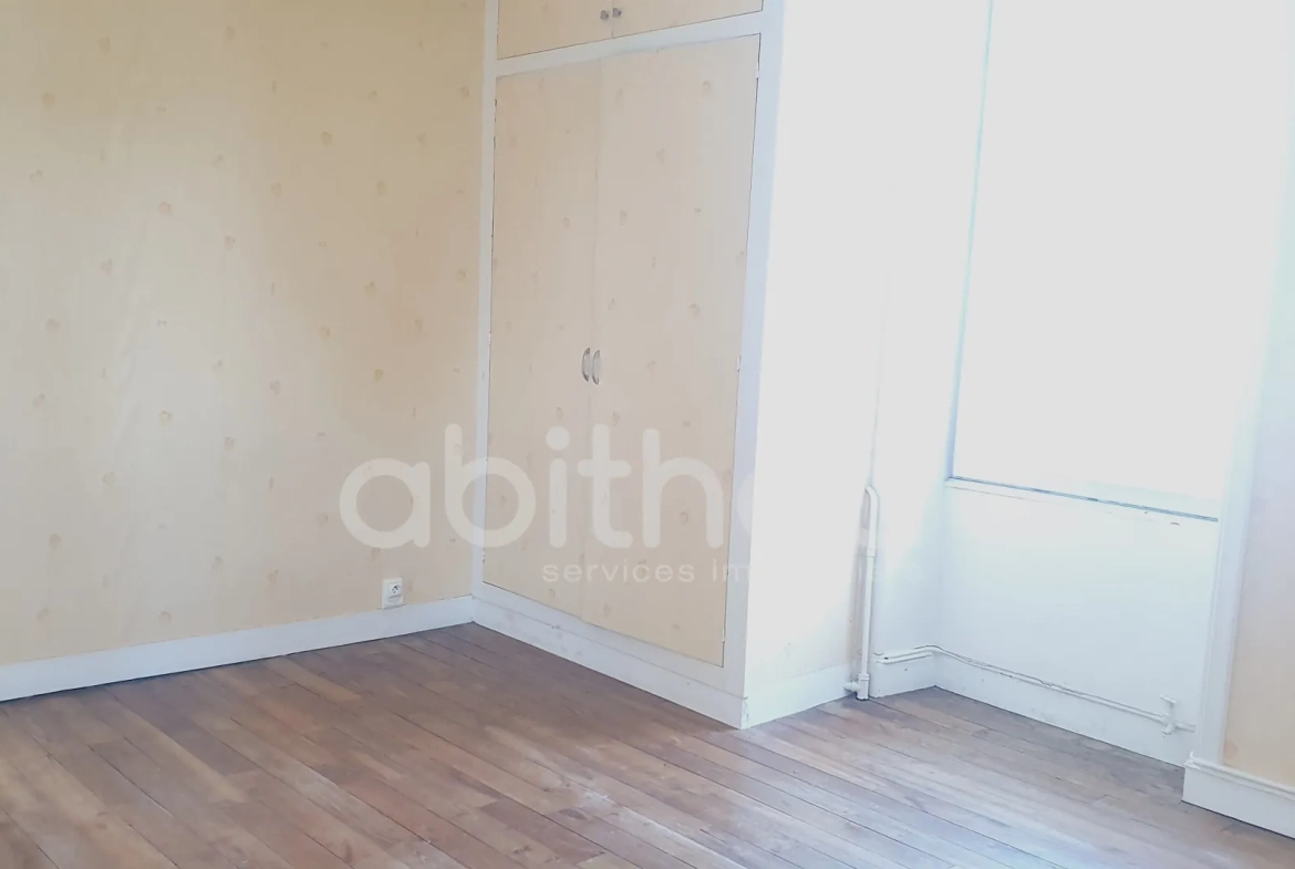 Maison de 145 m² à vendre au centre de Chabanais (16150) avec garage et terrain 