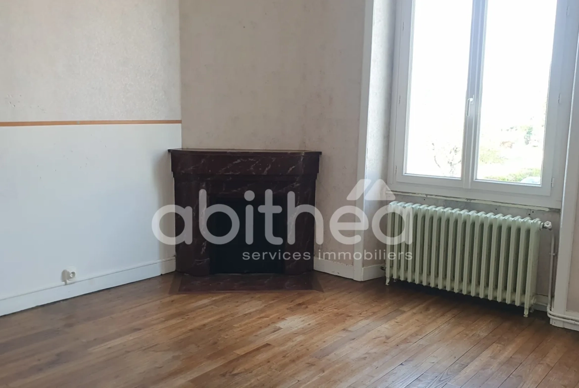 Maison de 145 m² à vendre au centre de Chabanais (16150) avec garage et terrain 
