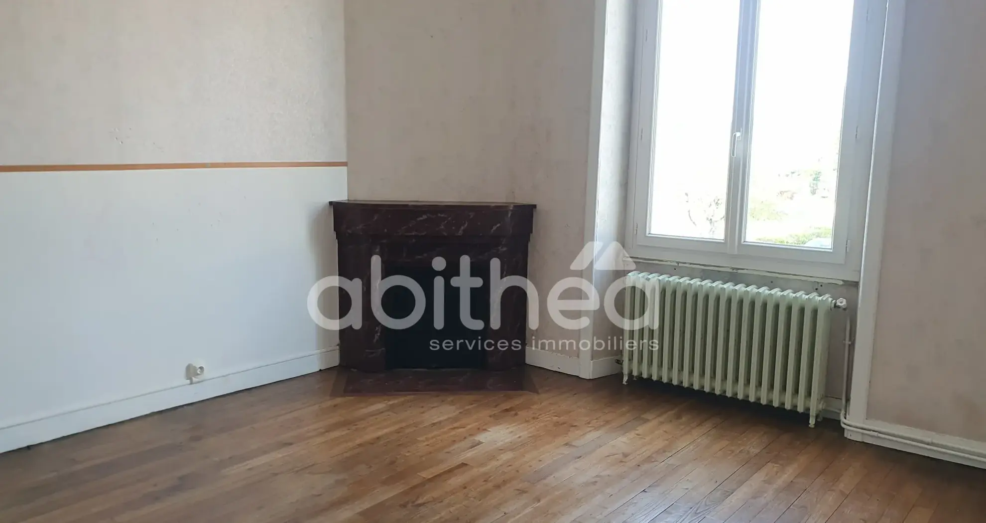 Maison de 145 m² à vendre au centre de Chabanais (16150) avec garage et terrain 